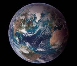 Quelle: NASA 2002 Die blau leuchtende Erdkugel mit Wolkenbändern vor dem Hintergrund des dunklen Weltalls
